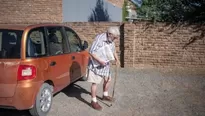 El periodista de 90 años que reparte periódicos en el desierto de Sudáfrica. Foto: AFP