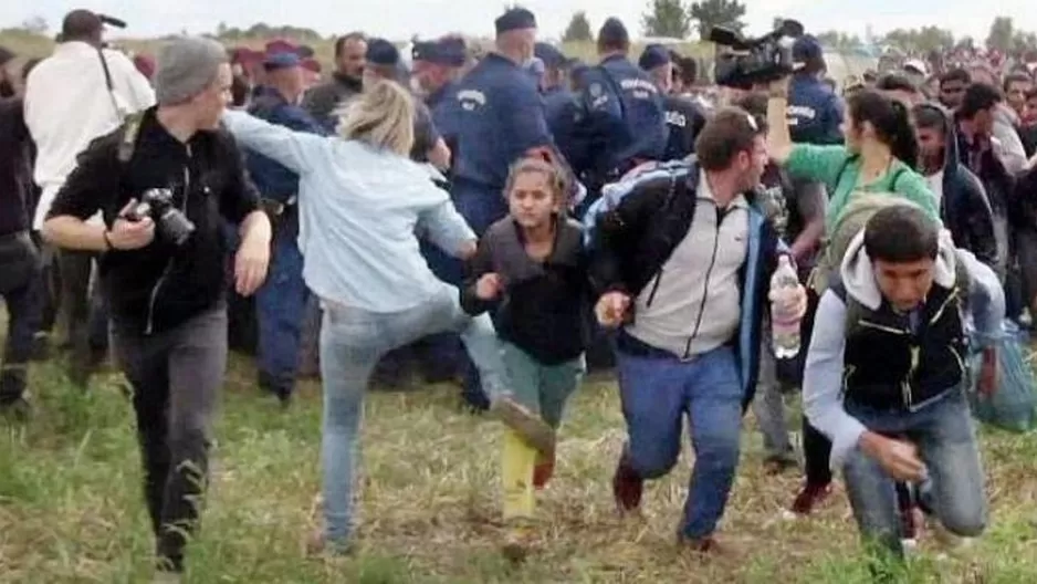 Petra Laszlo pateando a refugiados que intentaban cruzar la frontera de Hungr&iacute;a. (V&iacute;a: AFP)