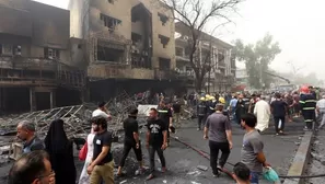 Iraquíes incluyendo bomberos se reúnen en el lugar donde el kamikaze explotó (Ví: AFP)