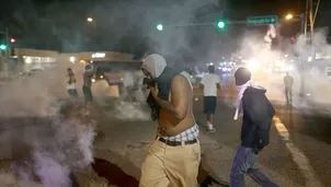 Manifestantes reaccionan ante bombas lacrim&oacute;genas lanzadas por la Polic&iacute;a. (Foto: The Washington Post)