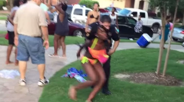 Estados Unidos: policía agrede a jóvenes afroamericanos que realizaban una fiesta Estados Unidos: policía agrede a jóvenes afroamericanos que realizaban una fiesta