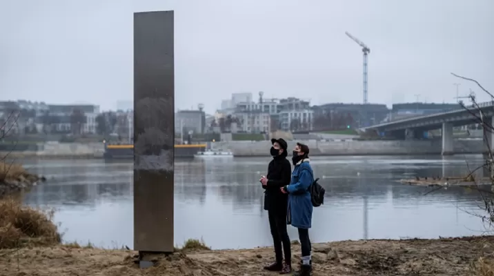 Polonia: Descubren un misterioso monolito de metal. Foto: AFP Polonia: Descubren un misterioso monolito de metal. Foto: AFP