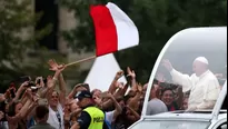 Papa Francisco y jóvenes. Foto: EFE