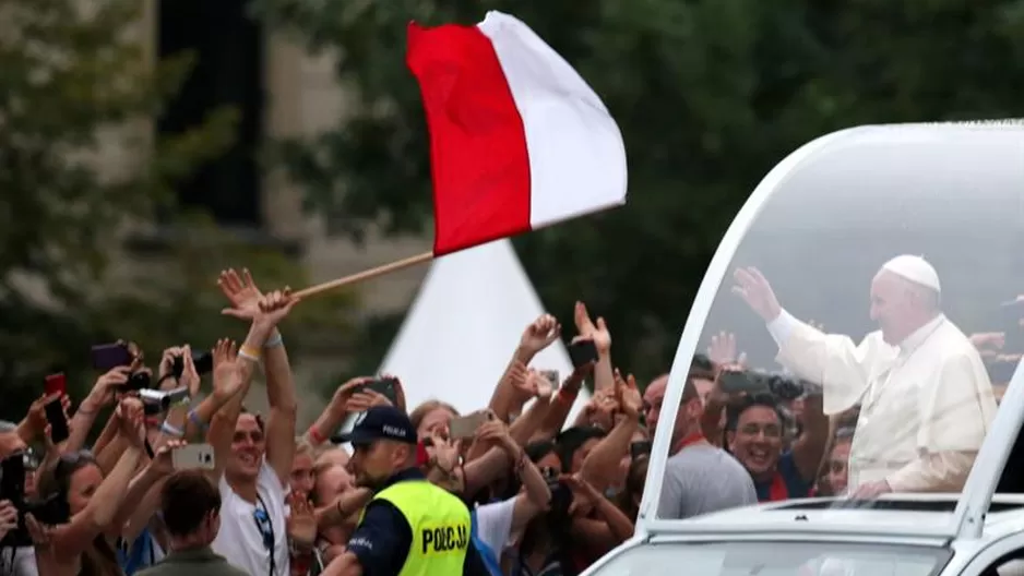 Papa Francisco y jóvenes. Foto: EFE