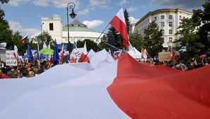 Cientos de opositores al gobierno polaco protestaron en Varsovia. Foto: AFP