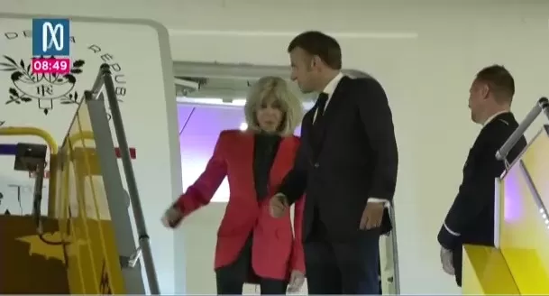 El gesto de Brigitte hacia Macron fue captado al arribar a Vietnam y el video se volvió viral. Foto: Canal N El gesto de Brigitte hacia Macron fue captado al arribar a Vietnam y el video se volvió viral. Foto: Canal N