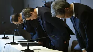 El presidente de Toshiba, Hisao Tanaka, el vicepresidente de Masashi Muromachi y el vicepresidente ejecutivo corporativo Keizo Maeda se inclinan antes de que empiece la conferencia de prensa en Tokyo. (V&iacute;a: AFP)