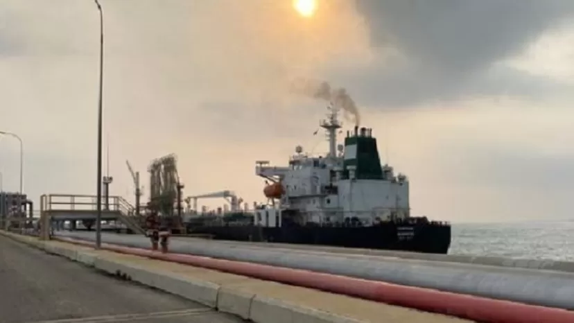 Primer buque petrolero de Irán llega a puerto de Venezuela pese a sanciones de Estados Unidos