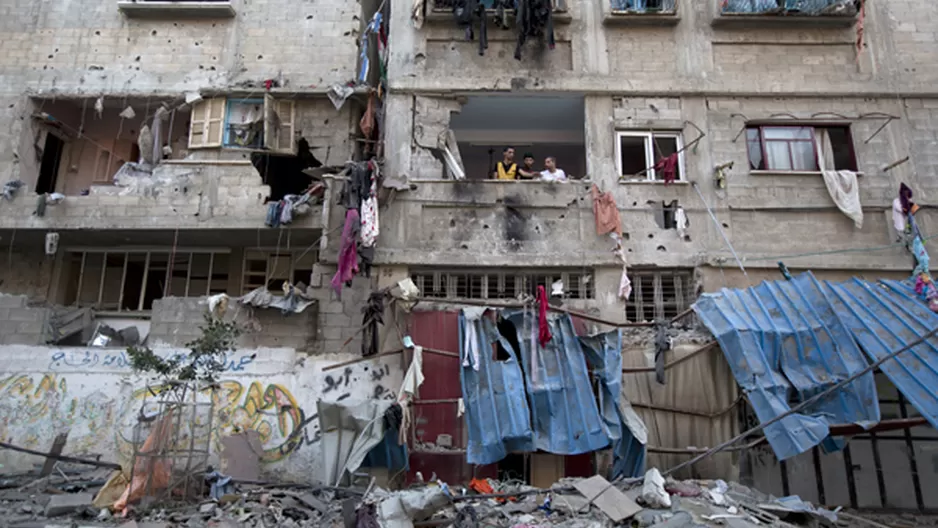 Palestinos inspeccionan daños después de un ataque aéreo en la ciudad de Gaza. (Foto: AP)