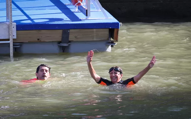 La alcaldesa de París, Anne Hidalgo, se bañó en el río Sena el año pasado antes de los Juego Olímpicos / AFP La alcaldesa de París, Anne Hidalgo, se bañó en el río Sena el año pasado antes de los Juego Olímpicos / AFP