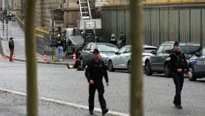 Agentes de la policía francesa se encuentran junto a un ascensor de muebles utilizado por los ladrones para entrar en el Museo del Louvre, en Quai Francois Mitterrand, en París, el 19 de octubre de 2025 - Foto: DIMITAR DILKOFF / AFP