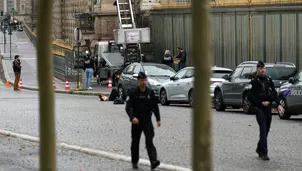 Agentes de la policía francesa se encuentran junto a un ascensor de muebles utilizado por los ladrones para entrar en el Museo del Louvre, en Quai Francois Mitterrand, en París, el 19 de octubre de 2025 - Foto: DIMITAR DILKOFF / AFP