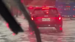 Una torrencial lluvia con granizo provocó inundaciones, autos arrastrados y bloqueo de vías en el centro norte de Quito este jueves. Video: Canal N