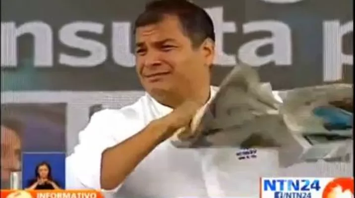 Rafael Correa rompió un diario para criticar a la prensa ecuatoriana Rafael Correa rompió un diario para criticar a la prensa ecuatoriana