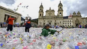 En Bogotá, recicladores cubrieron la Plaza de Bolívar con botellas para exigir un sueldo digno y acceso a salud y pensión. Foto: AFP. Video: Canal N