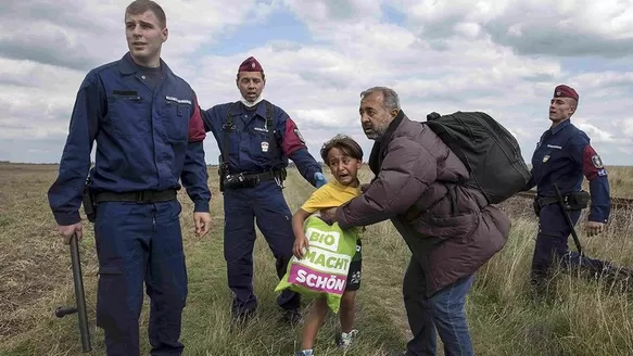 Osama Abdul Mohsen con las autoridades h&uacute;ngaras. (V&iacute;a: Twitter)