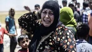 Mujer siria llora despu&eacute;s de un bombardeo en la frontera con Turqu&iacute;a. (V&iacute;a: AFP)