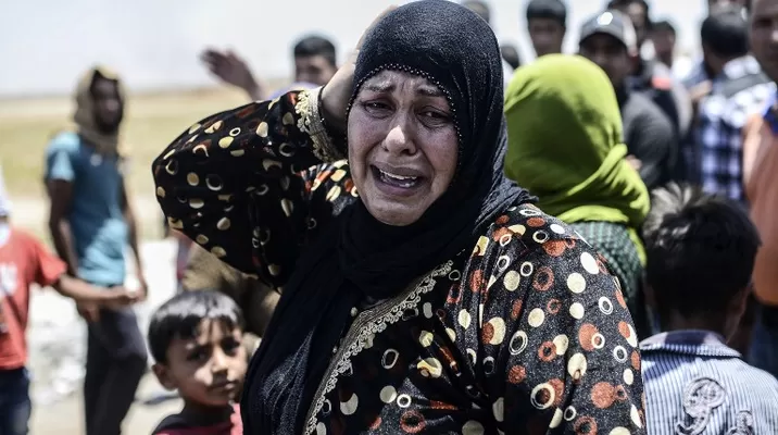 Mujer siria llora después de un bombardeo en la frontera con Turquía. (Vía: AFP) Mujer siria llora después de un bombardeo en la frontera con Turquía. (Vía: AFP)