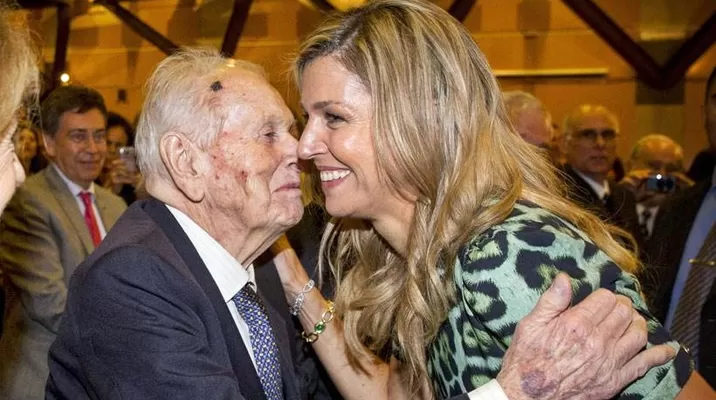 La reina Máxima de Holanda y su padre, Jorge Zorreguieta. Foto: hola.com La reina Máxima de Holanda y su padre, Jorge Zorreguieta. Foto: hola.com