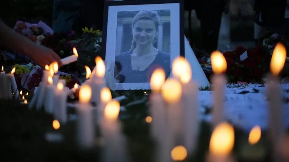 Velas encendidas alrededor de tributos florales en la plaza central del parlamento Londres como recuerdo de la laborista Jo Cox. (Vía: AFP)