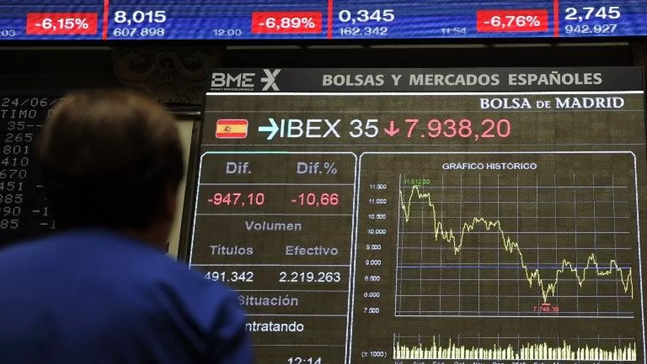 Una mujer mira la bolsa de valores española tras la decisión del 'Brexit'. (Vía: AFP)