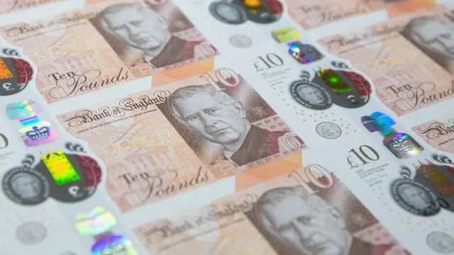 Los nuevos billetes con el rostro del rey Carlos III del Reino Unido entraron este miércoles en circulación