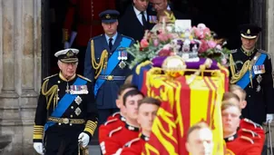 El féretro de la reina estuvo escoltada por sus cuatro hijos, nietos, sobrinos y militares reales. 