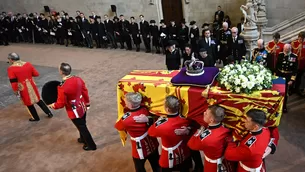 Los restos de la reina fueron trasladados en procesión por el centro de Londres.