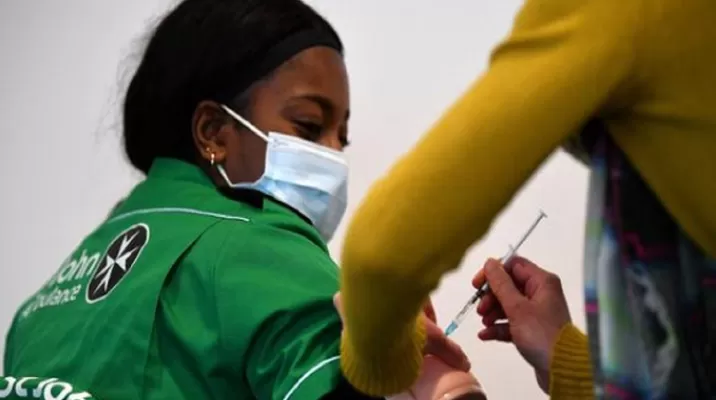 Reino Unido prepara estudio clínico con voluntarios que recibirán una dosis de coronavirus. Foto: AFP referencial Reino Unido prepara estudio clínico con voluntarios que recibirán una dosis de coronavirus. Foto: AFP referencial