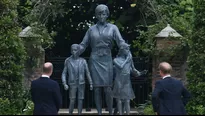 Reino Unido: Príncipes William y Harry inauguran una estatua en homenaje a su madre, la princesa Diana. Foto: AFP