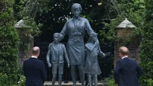 Reino Unido: Príncipes William y Harry inauguran una estatua en homenaje a su madre, la princesa Diana. Foto: AFP