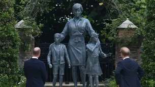 Reino Unido: Príncipes William y Harry inauguran una estatua en homenaje a su madre, la princesa Diana. Foto: AFP