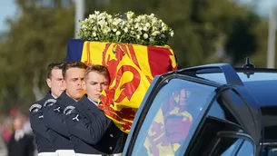 Ocho portadores sacaron el ataúd, cubierto con el estandarte real.