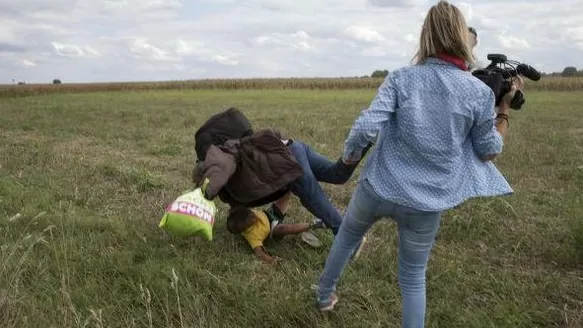 Petra L&aacute;szl&oacute; patea a refugiados. (V&iacute;a: Twitter)