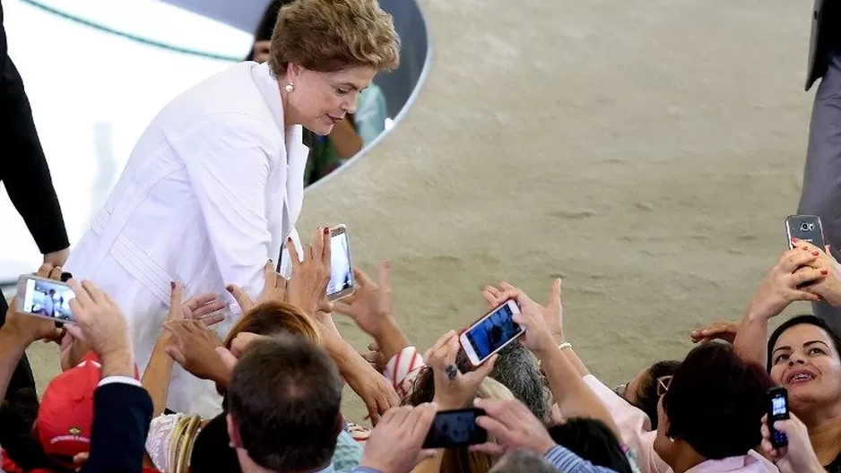 Dilma Rousseff saluda a sus simpatizantes. (Vía: AFP)