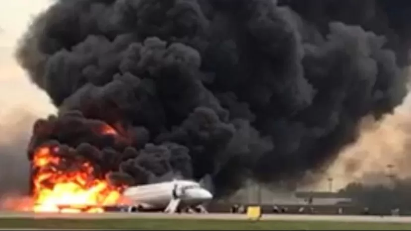 Rusia: aterrizaje de avión en llamas en Moscú deja 41 muertos
