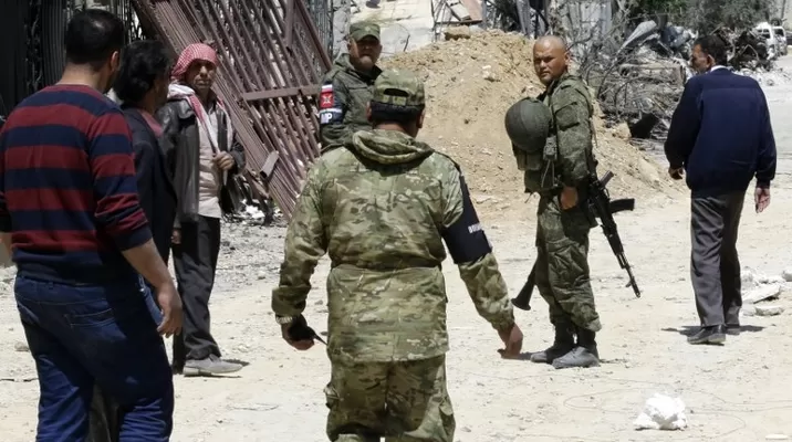Fuerzas rusas inspeccionan Duma, en Siria. Foto: AFP Fuerzas rusas inspeccionan Duma, en Siria. Foto: AFP