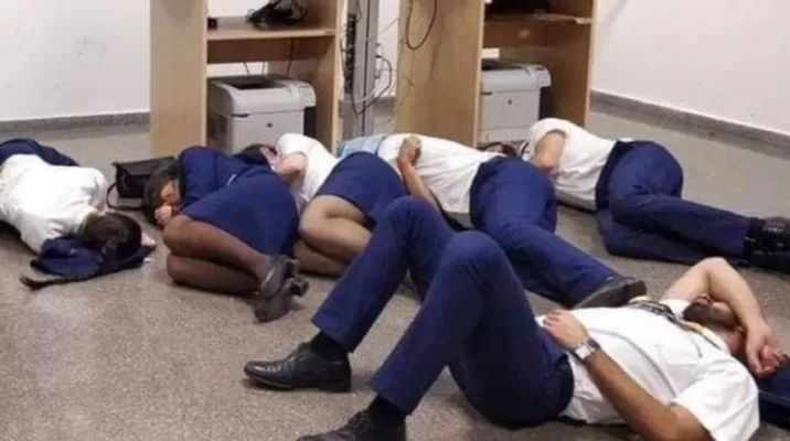 La foto viral por la que 6 tripulantes de la aerolínea Ryanair fueron despedidos. (Foto: Jim Atkinson) La foto viral por la que 6 tripulantes de la aerolínea Ryanair fueron despedidos. (Foto: Jim Atkinson)