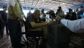 El presidente del TSE, Julio Olivo, prometió brindar los resultados de las elecciones presidenciales en El Salvador durante la noche del domingo. (Foto: EFE)