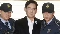 El heredero del imperio Samsung y otros cuatro ejecutivos de la empresa fueron oficialmente inculpados el martes por corrupción en el marco del escándalo político que sacude a Corea del Sur desde hace meses. (Vía: AFP) 