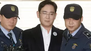 El heredero del imperio Samsung y otros cuatro ejecutivos de la empresa fueron oficialmente inculpados el martes por corrupción en el marco del escándalo político que sacude a Corea del Sur desde hace meses. (Vía: AFP) 