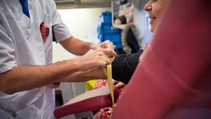 La donación de sangre apenas dura unos minutos. Foto referencial: AFP