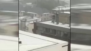 Intensas granizadas y descargas eléctricas golpean comunas de Santiago como Providencia y Las Condes. Autoridades emitieron alerta entre Coquimbo y el Biobío hasta este miércoles. Video: Canal N