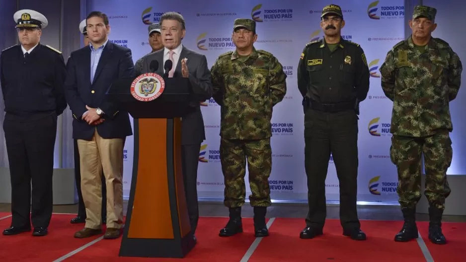 Presidente Juan Manuel Santos junto a sus oficiales. (V&iacute;a: AFP)