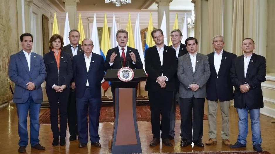 Presidente Juan Manuel Santos habla junto a su delegación tras triunfo del 'NO': (Vía: AFP)