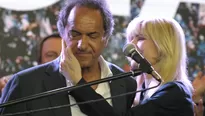 Daniel Scioli es consolado por su esposa Karina Rabolin. (Vía: AFP)