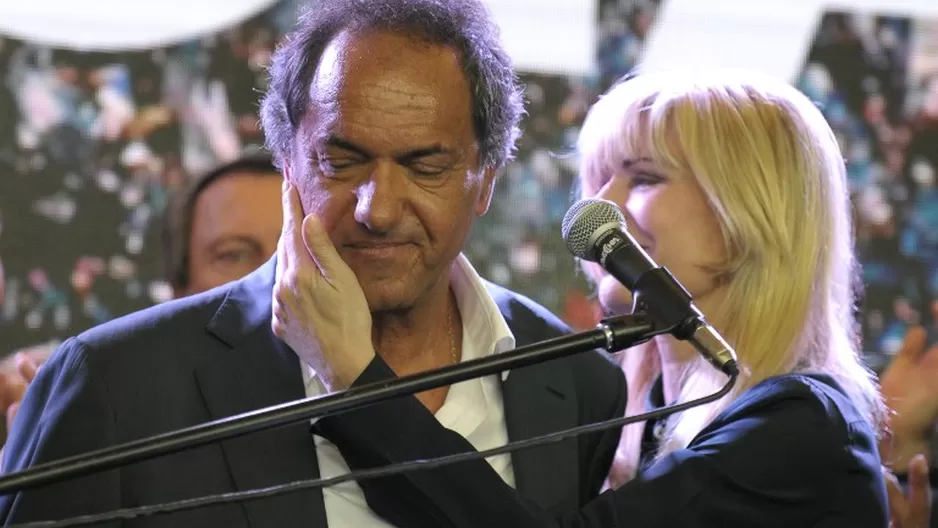 Daniel Scioli es consolado por su esposa Karina Rabolin. (Vía: AFP)