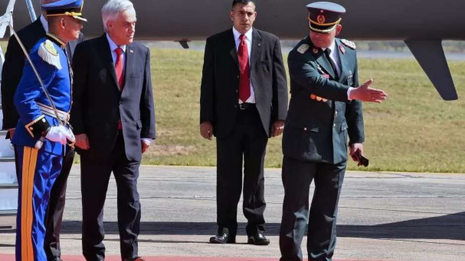 Piñera lleva aviones cisterna a Paraguay para combatir incendios. Foto: EFE