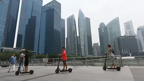 Singapur castigará con prisión a ciudadanos que circulen en scooter por la vereda. Foto: AFP/referencial