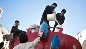 Sirios esperan su turno de tener agua para sus hogares. (Vía: AFP)